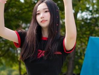 一边翻看Bambi(밤비)Sonico的小背心图片合集，一边默默脑补……