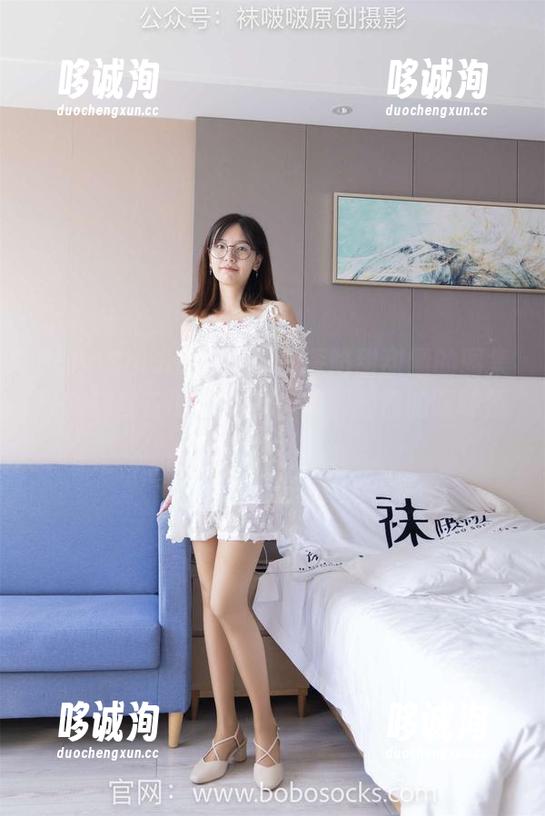 BoBoSocks袜啵啵-甜甜圈 BoBoSocks袜啵啵 - 深陷甜甜圈的图集:棉袜丝袜的脚对脚,斗脚剧情的暧昧氛围