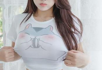 厨娘Zzyuri原图，明明在做菜，全家竟然只在看她！