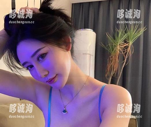 微密圈 - 不爱笑的赛琳打破常规，最新写真中的两-豹纹连体，简直是时尚界的调皮鬼！