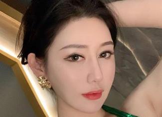 微密圈 – 不爱笑的赛琳又来更新啦！这次的裤里丝，简直让我每一寸都跟着她的味道飘。