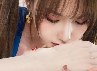 丽柜 – 原图展现：文芮的写真集里，颤抖的花蕊是多么的诱惑