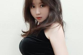 依依超级懒的悦耳轻语：女孩写真集，资源的悸动瞬间