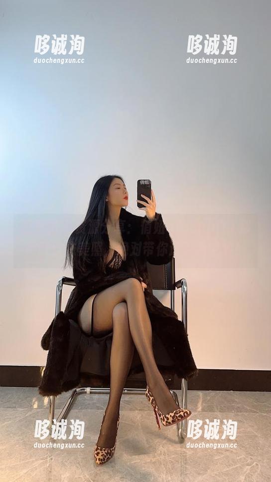 微密圈 - 资源分享：俏妞qiaoniuTT那吊带丝袜美照，绝对带你进入新世界！