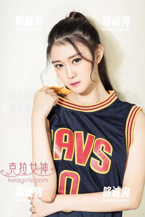 克拉女神-珊珊 克拉女神 - 珊珊私拍图集:穿旗袍的她,走路都带风,我却只想问这裙子能否秋天穿?