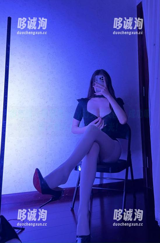 微密圈 - 可可西yyy的女王美图，成功吸引了我手机屏幕的目光！