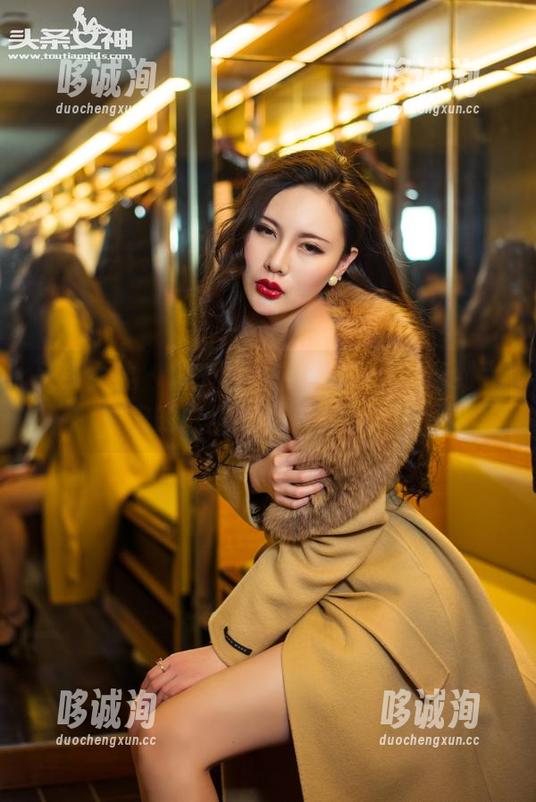 头条女神-大蜜蜜 头条女神 - 本来只是定制图集,没想到大蜜蜜的白裙竟然这么吸引人!