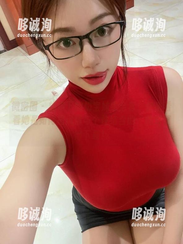 微密圈 - 旗袍下的奶宝妹纸全套：快来看看她是如何把风情与个性结合的，绝对值得下载！