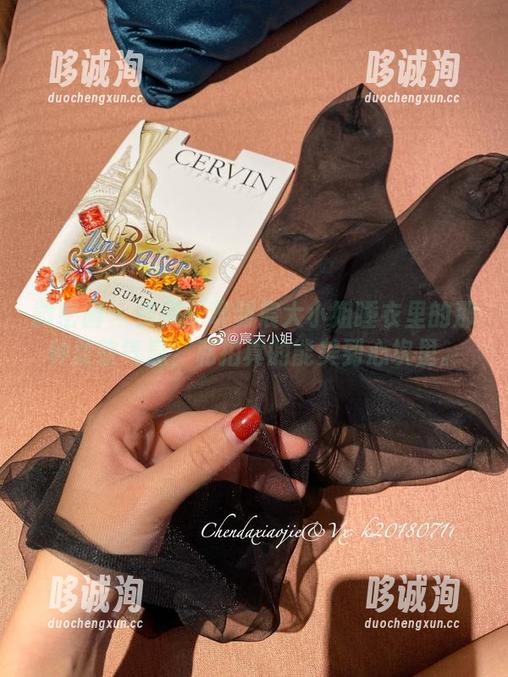 微密圈 - 仿佛能嗅到宸大小姐睡衣里的那种柔软气息，私拍真的能美到心坎里。