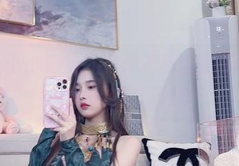 最新!小小奶瓶儿在皮衣中绽放的cos,心情也是狂野的