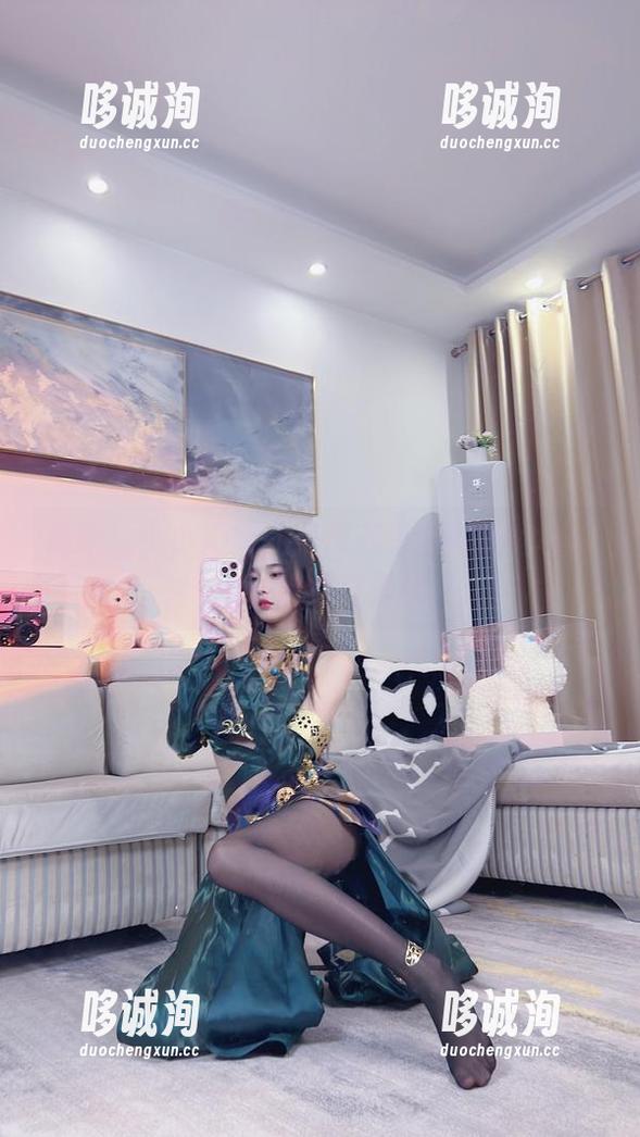 最新！小小奶瓶儿在皮衣中绽放的cos，心情也是狂野的