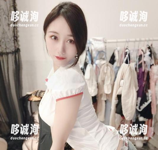 微密圈 - 每次翻看小玉吃果冻的玉足美腿写真，都是在收集资源的幸福时光！