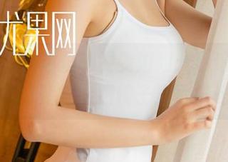 尤果网 – 图包里的雯雯姐姐：看这姿势，我敢打赌她能把椅子坐得发光！