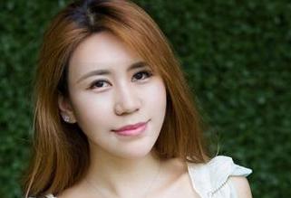 尤物馆 – 只要有FoxYini孟狐狸的美腿，连沙发都忍不住想搬走欣赏一下！