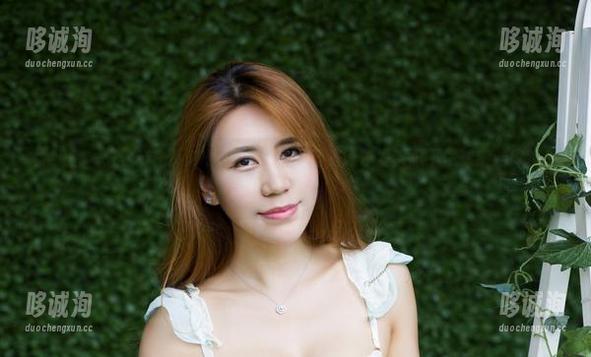 尤物馆 - 只要有FoxYini孟狐狸的美腿，连沙发都忍不住想搬走欣赏一下！