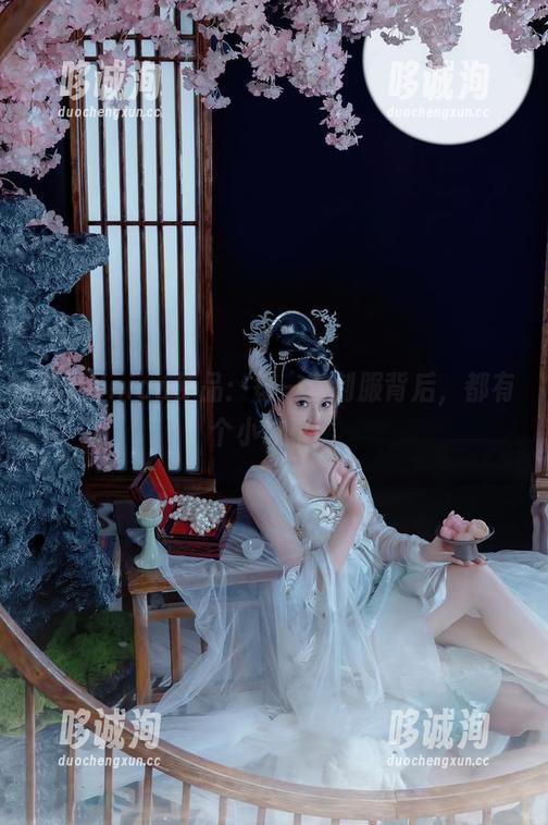 年年Nnian作品：每一套制服背后，都有个小故事。