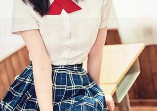 年年Nnian又发布新美图——在这件亮片透明礼服里的我，找到了一个完全不同的自己，哈哈！