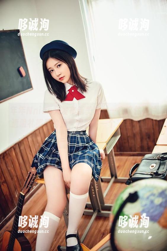 年年Nnian又发布新美图——在这件亮片透明礼服里的我，找到了一个完全不同的自己，哈哈！