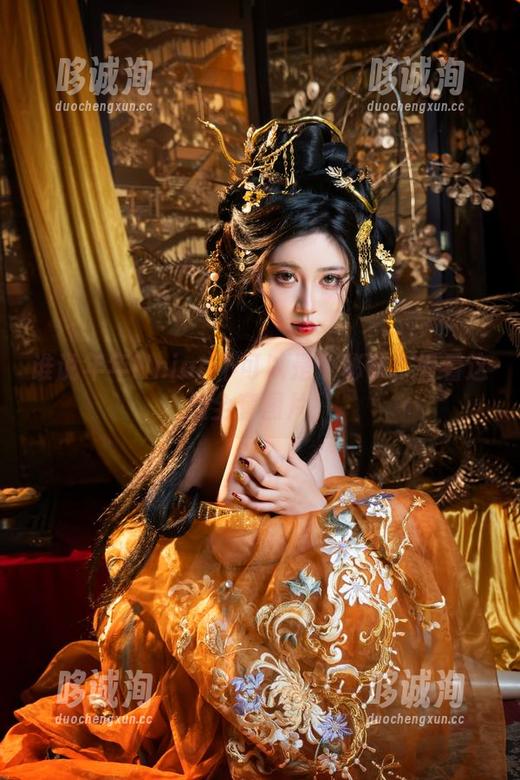 谁说年年Nnian不可以是个秘书？看看这组全套图片！