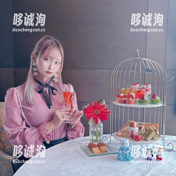 黑暗修女在月城委员会：这波cos图册怎么好像有点不太正常？