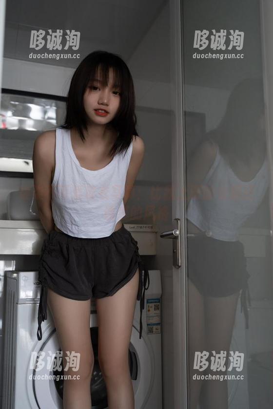 柒柒不可爱皮衣写真：比我上班的衣服还诱惑的风格
