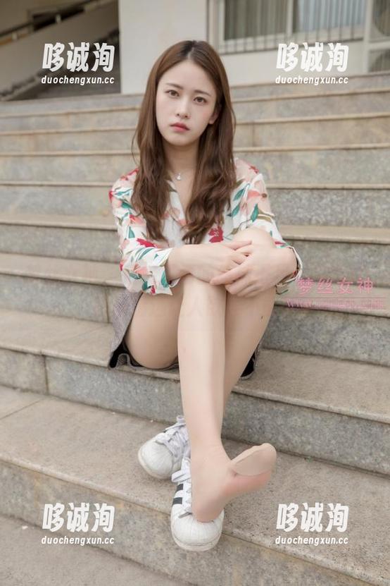 梦丝女神 - 宿楼风情的丝袜玉足，魏婷婷图集精选让人欲罢不能！