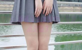 森萝财团：眼镜与白丝的女仆写真，我的心又动了。