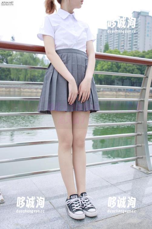 森萝财团：眼镜与白丝的女仆写真，我的心又动了。