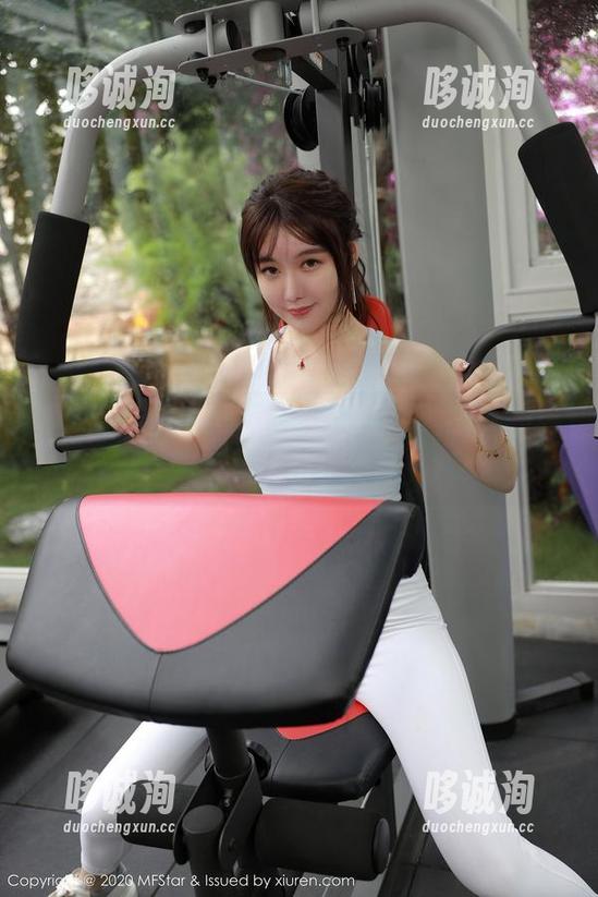 模范学院 - 双马尾在风中摇曳：Emily顾奈奈酱带来的免费绝美美图！