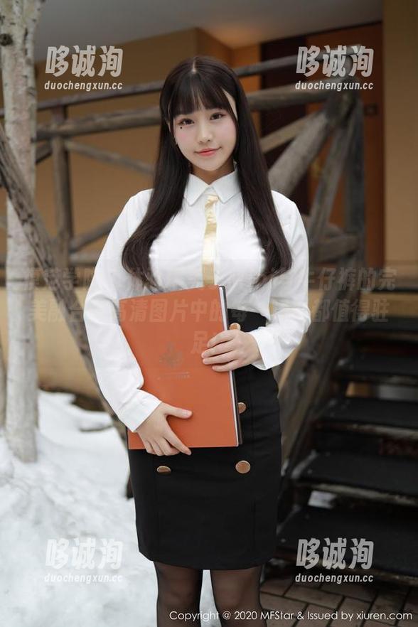 模范学院 - 体验糯美子Mini与牛仔裤的完美融合—高清图片中的每一瞬刻都值得驻足！