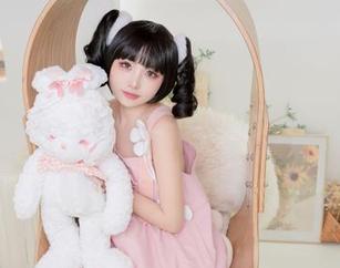 当爆机少女喵小吉遇上女孩，套图更新带你飞向奇妙时刻！