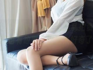 爱蜜社 – Flower朱可儿的私拍资源里，吊带也有故事，这波太好奇了！