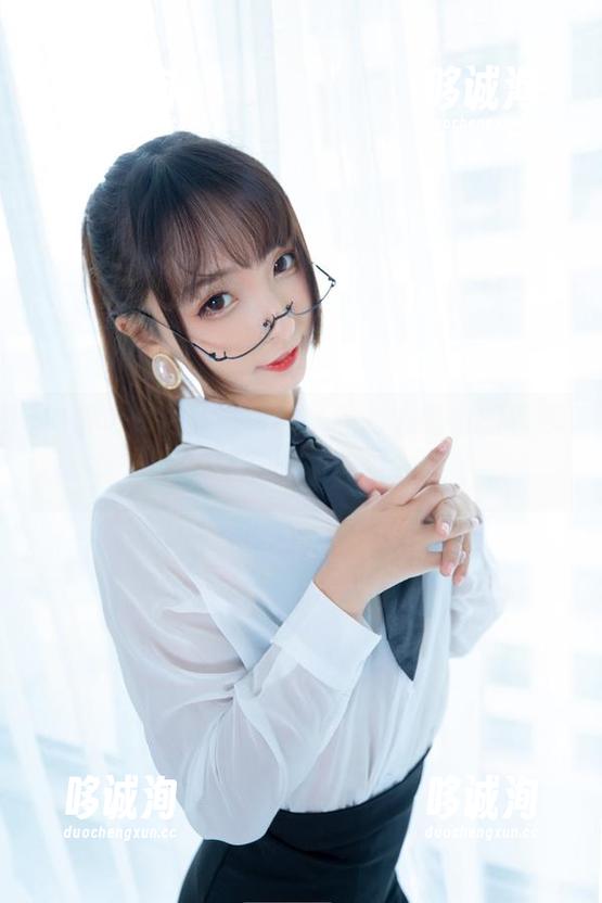 神乐坂真东的白衬衫，我的心情也跟着飘起来了，美图太犯规！