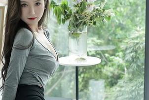 秀人网 – 唐翩翩的办公室时光：分享一份令人心动的写真集