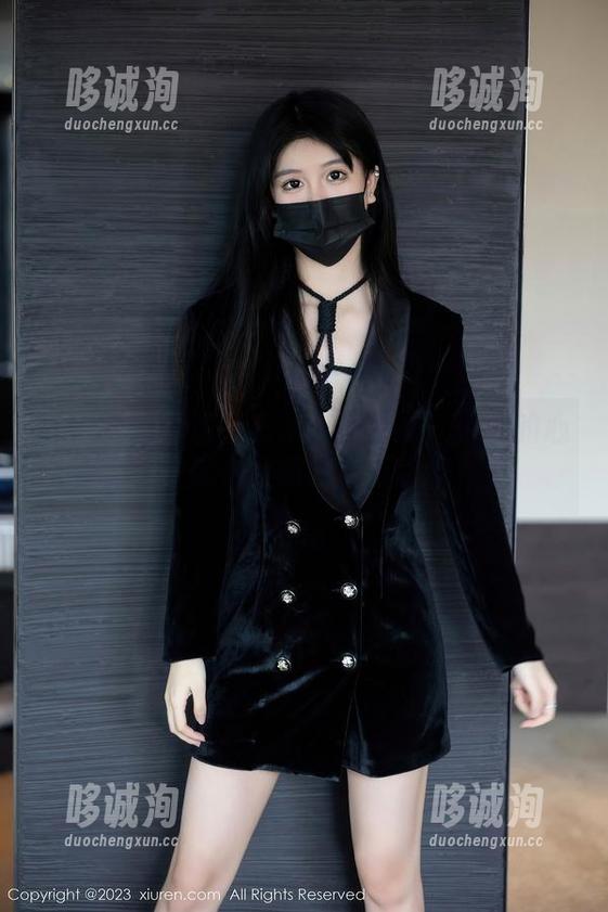 秀人网-香澄在东京 秀人网 - 香澄在东京少女图册:跳动的心,藏在柔和的光影背后