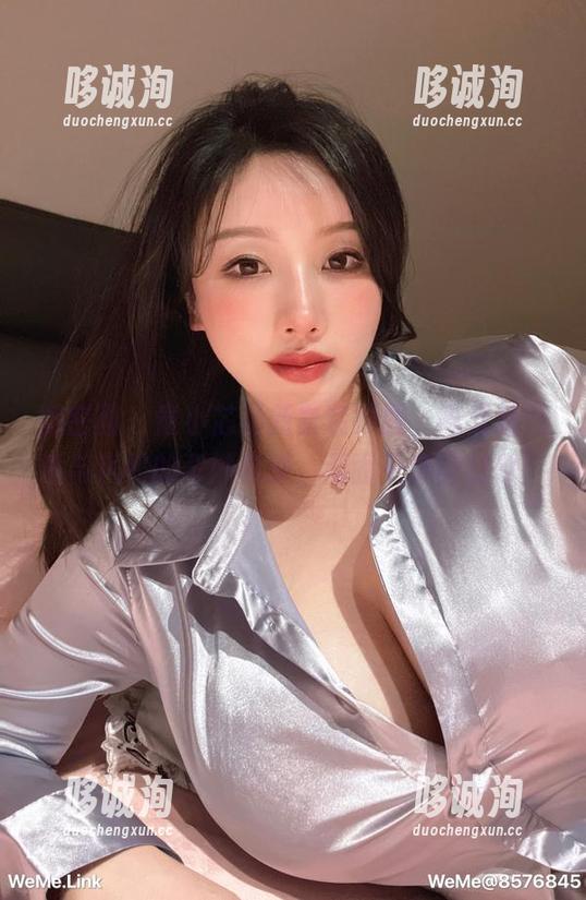 童小芯 微密圈 - 童小芯最新套装原图,简直是气质与风格的奇妙碰撞,画面干净得过分!