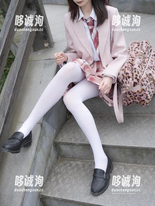 紧急企划 - 小恩泳装写真，网盘里悄悄放了一个泳池派对！