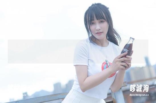 一起感受：脱尾巴Mizuki和可乐JK的图库精选，透出那种夏天里的清新与欢快，绝对值得一看！