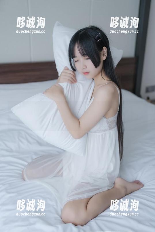 小吊带就应该这样穿，萌芽儿o0的高清写真告诉你抱怨无门！