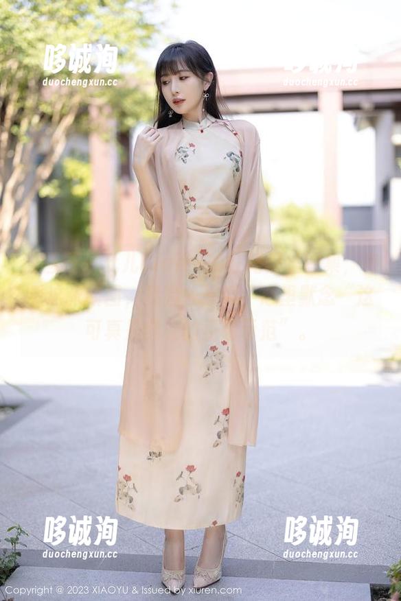 语画界 - 允儿Claire的红裙黑丝图集，来看这张新图，我险些晕倒，心里默念“这可真是穿衣的正确示范”。