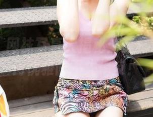 青豆客 – 网袜写真大揭秘：莫雅淇教你如何优雅而不失俏皮！