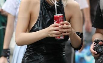 魔镜街拍 – 狂热午后：OL美女婷婷的包臀灰裙图集直击你的心