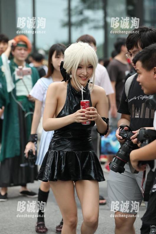 魔镜街拍 - 狂热午后：OL美女婷婷的包臀灰裙图集直击你的心