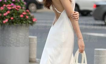 魔镜街拍 – 私房鉴赏：婷婷白色吊带连衣裙与黑丝美腿的火花四溅