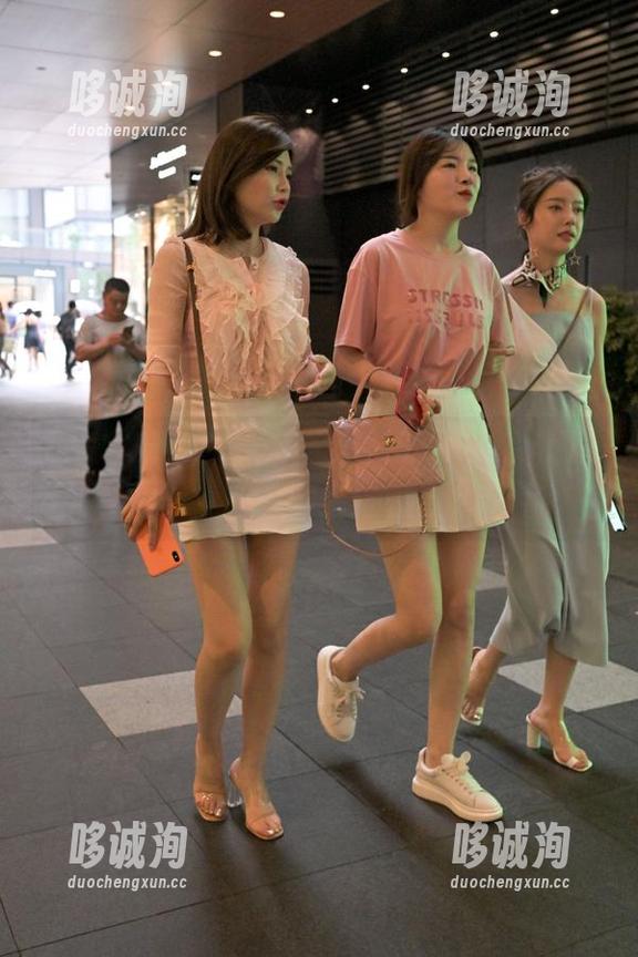 魔镜街拍 性感牛仔热裤女孩,魔镜街拍原图,泛着阳光的清新感