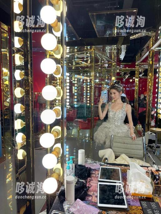 微密圈 - 黎允熙babyvs女友风衬衣，谁才是这本写真图册的真正主角？